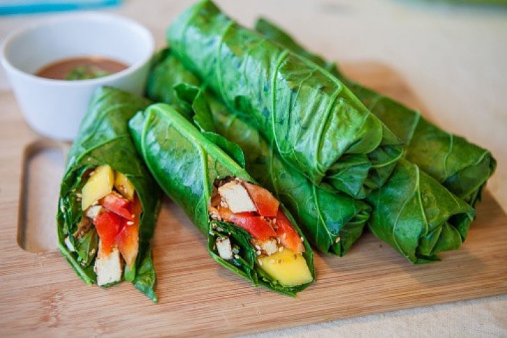 Wraps de lechuga, pollo y verduras. Al sustituir el pan por la lechuga reduces las calorías hasta en un 90% y evitas la ingesta de gluten