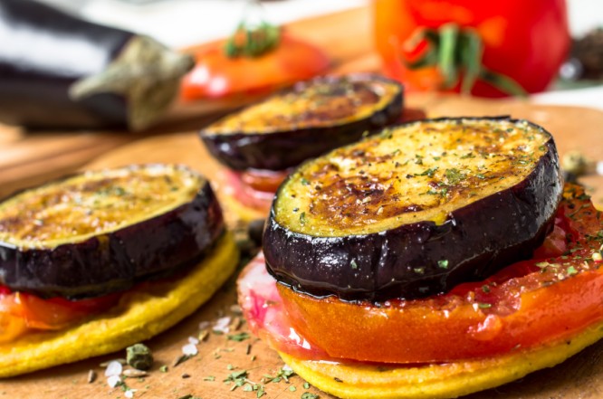 Tapas de berenjena. Este vegetal aporta sólo 20 calorías por cada 100 gramos. Te brinda saciedad y evita la acumulación de grasa abdominal