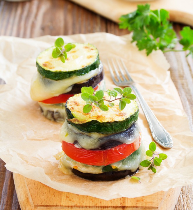 Vegetales asados con queso. Sustituye el pan por calabazas y disfrútalos como una rica entrada baja en calorías y rica en calcio y hierro