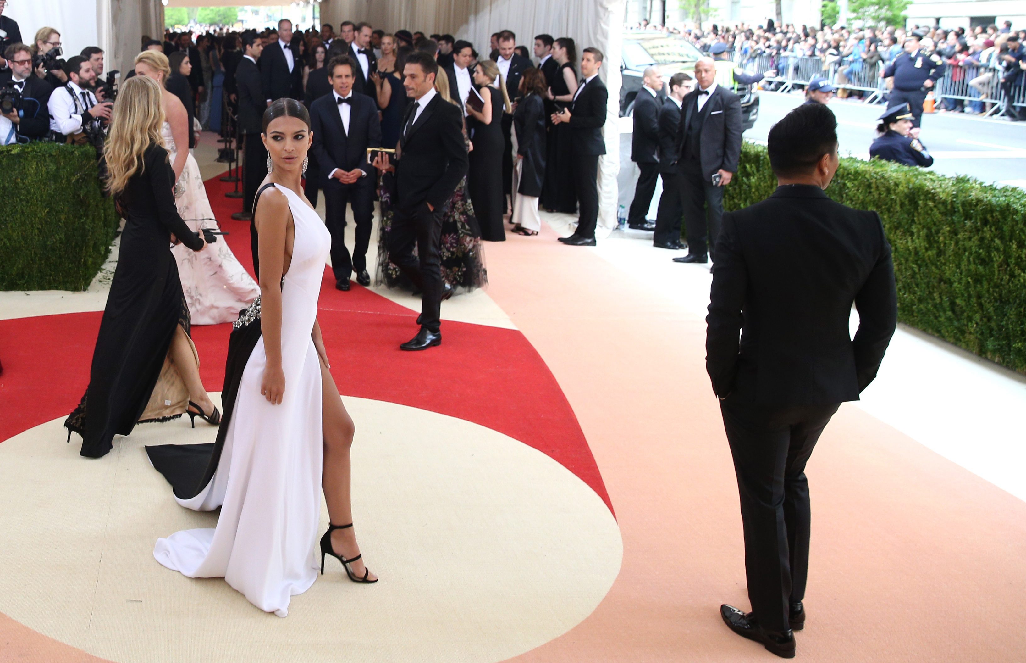 AGX01. NUEVA YORK (NY, EE.UU.), 02/05/2016.- La modelo Emily Ratajkowski posa en la alfombra roja de la Gala Met hoy, lunes 2 de mayo de 2016, en el Museo Metropolitano de Arte de Nueva York (EE.UU.). Con este evento benéfico se inaugura la exposición de moda anual del Instituto del Vestido del Museo Metropolitano de Arte de la ciudad de Nueva York. EFE/JUSTIN LANE  EEUU GALA