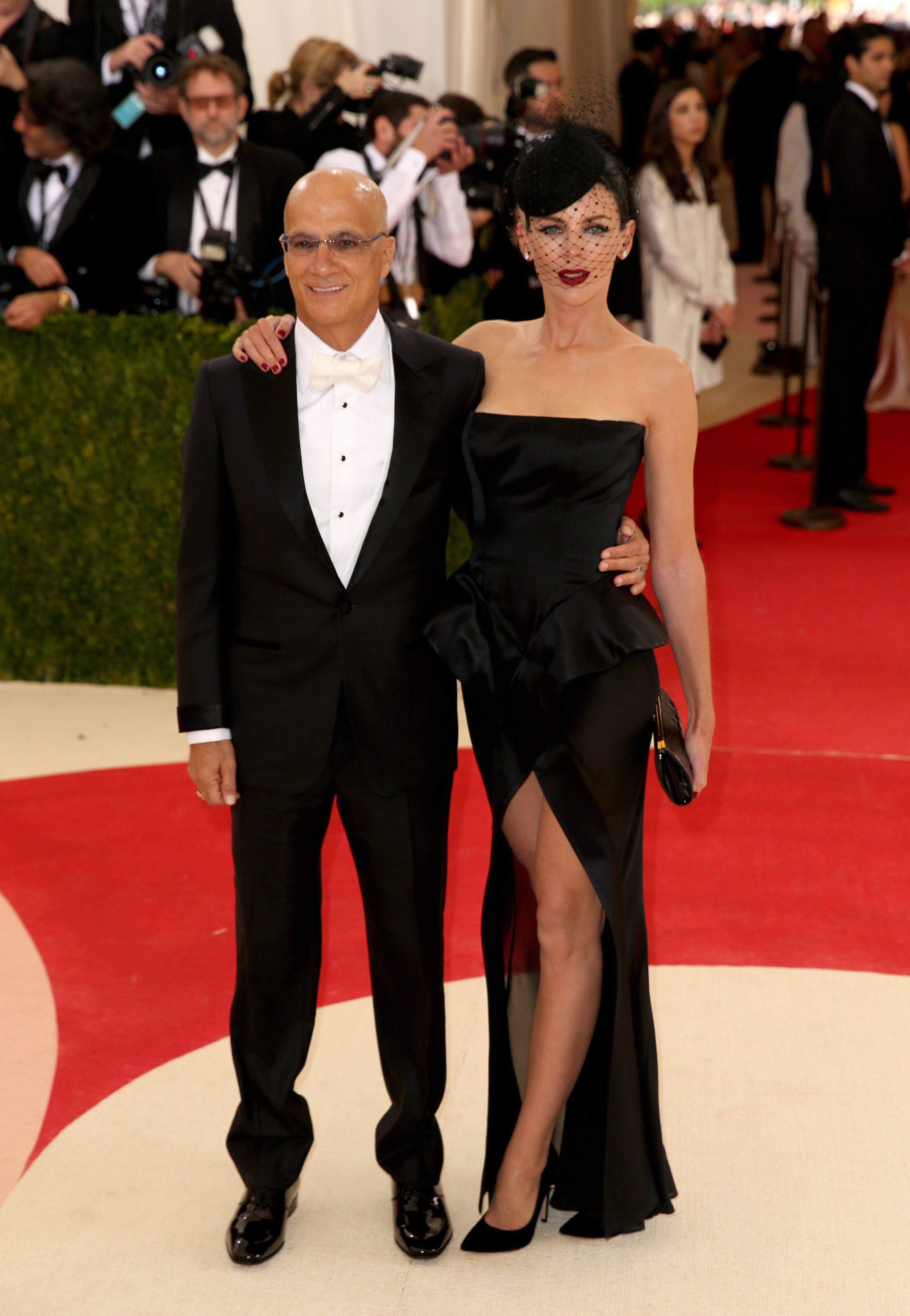 AGX01. NUEVA YORK (NY, EE.UU.), 02/05/2016.- La modelo británica Liberty Ross (d) y Jimmy Iovine (i) posan en la alfombra roja de la Gala Met hoy, lunes 2 de mayo de 2016, en el Museo Metropolitano de Arte de Nueva York (EE.UU.). Con este evento benéfico se inaugura la exposición de moda anual del Instituto del Vestido del Museo Metropolitano de Arte de la ciudad de Nueva York. EFE/JUSTIN LANE  EEUU GALA