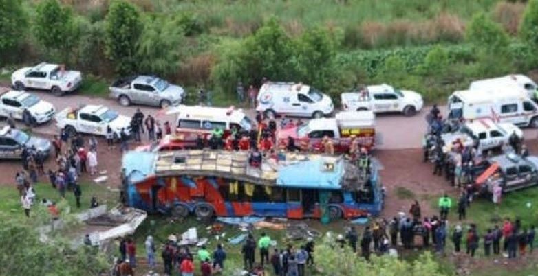 Murieron seis niños al caer autobús en Perú