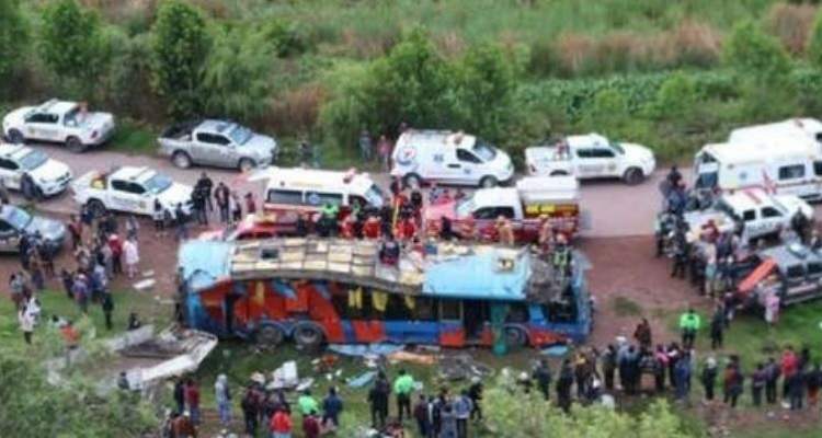 Murieron seis niños al caer autobús en Perú