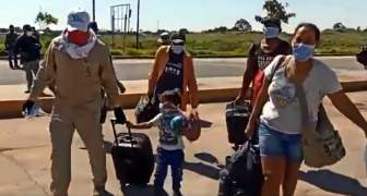 MIGRANTES ENTRAN A VENEZUELA DESDE BRASIL