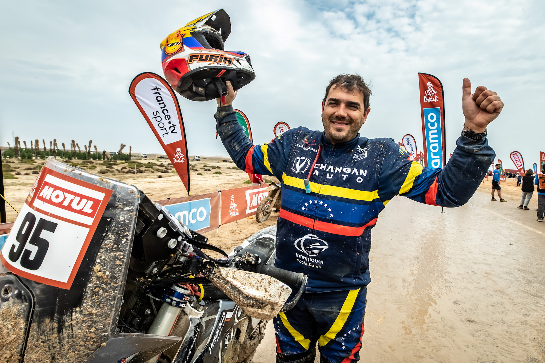 LA ALEGRÍA DE NICOLÁS CARDONA TRAS HABER LLEGADO A LA META EN EL DAKAR