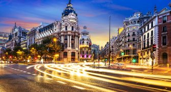 Turismo en España y Recorrido por Madrid y opciones de alojamiento ¿Estás pensando en visitar Madrid, la capital de España? Si es así, te proponemos un recorrido turístico por los lugares más emblemáticos de la ciudad, con opciones de alojamiento en hoteles económicos para que disfrutes de tu estancia sin gastar demasiado.