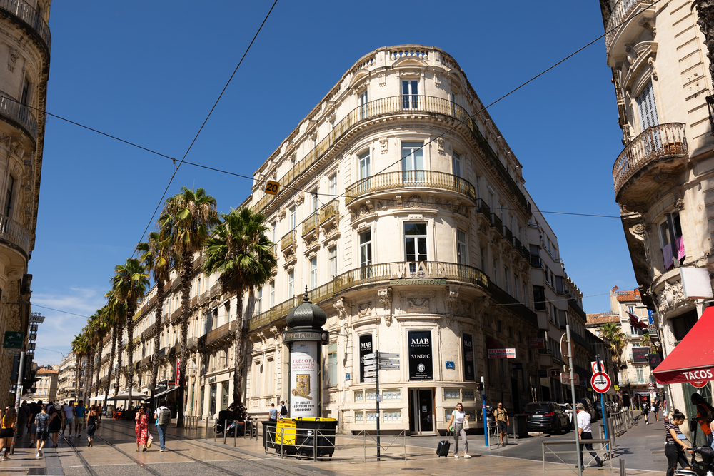 FRANCE, MONTPELLIER - AUGUST 8, 2023: Hermosa calle con restaurantes en el centro histórico de Montpellier, Francia