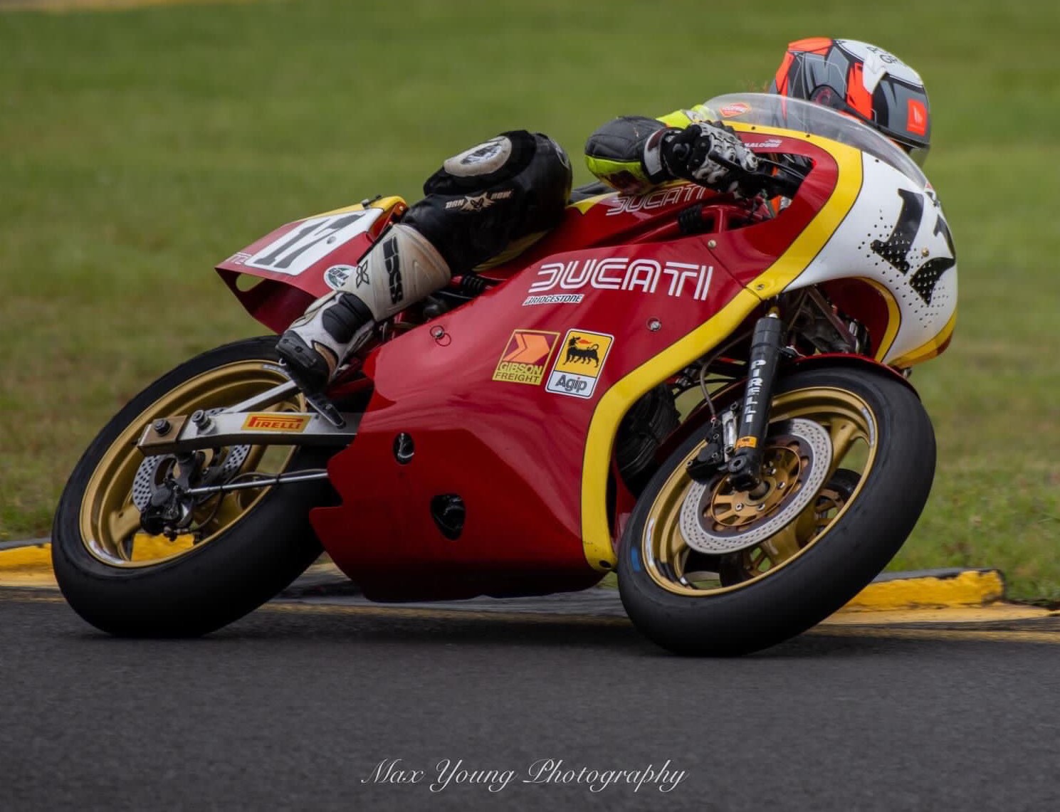 MICHAEL BERTI PROTAGONISTA INDISCUTIDO EN LAS CARRERAS AUSTRALIANAS DE MOTOS CLÁSICAS (Foto Max Young)