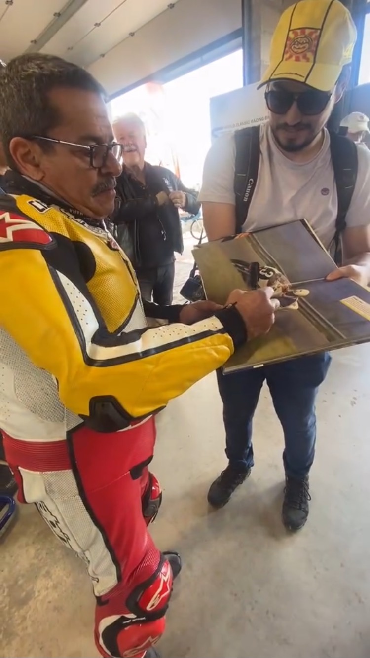 CARLOS LAVADO FIRMANDO AUTÓGRAFOS