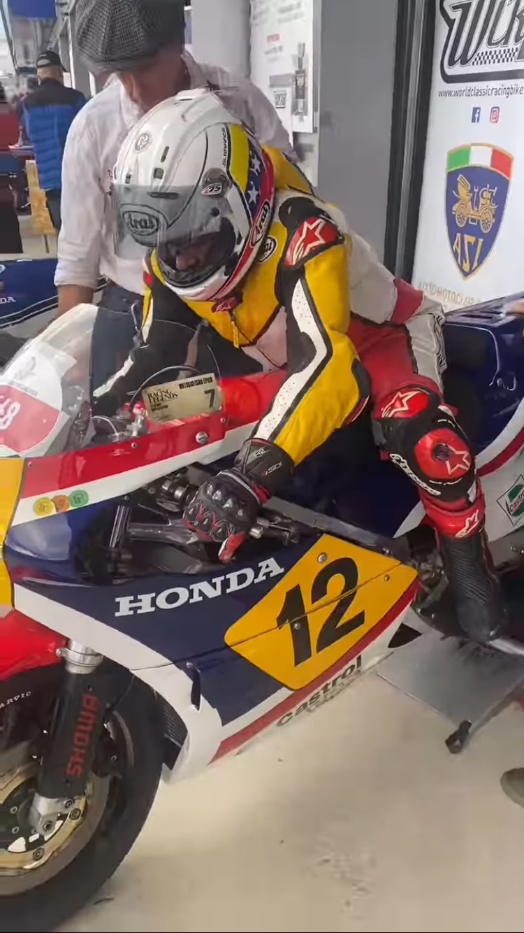 CARLOS LAVADO SALE A LA PISTA EN UNA HONDA NSR 500cc