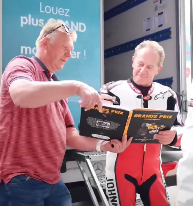 JOHNNY CECOTTO LE DA UN AUTÓGRAFO A UN FANÁTICO