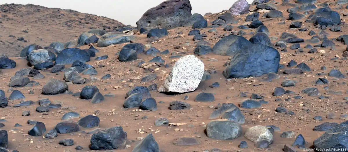 El Perseverance descubrió un campo de rocas en el que una roca en particular destacaba por ser diferente de todo lo que habían encontrado en Marte hasta el momento.Imagen: NASA/JPL-Caltech/ASU/MSSS