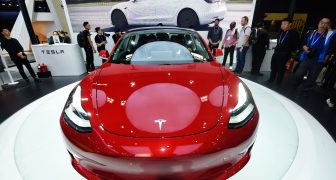 A Tesla Model 3 electric car .Foto, Depositphotos con licencia para notiactual.com