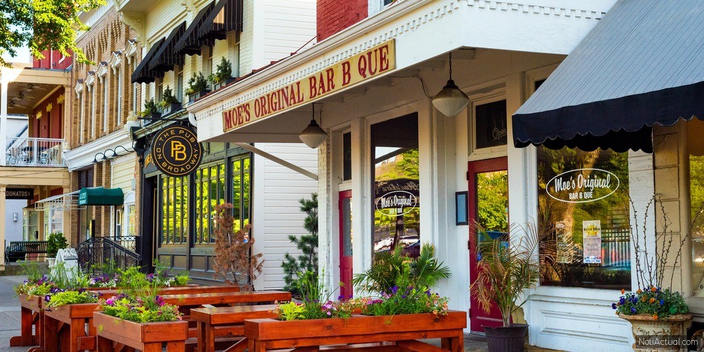 GRANVILLE, OH - MAY 15, 2017 Sidewalk seating is a feature at Moe's Bar B Que and other establishments on the main street of this charming east-central Ohio village