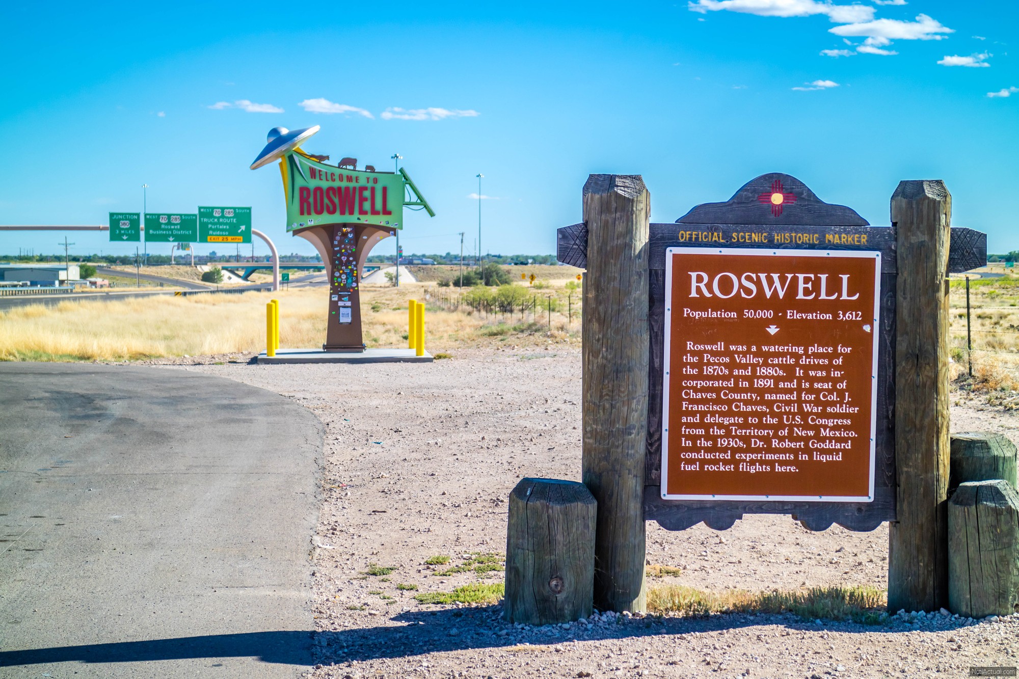 Roswell, NM, USA : A welcoming signboard at the entry point of the town