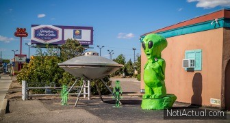 Roswell, NM, USA: A life size green UFO model just outside the town