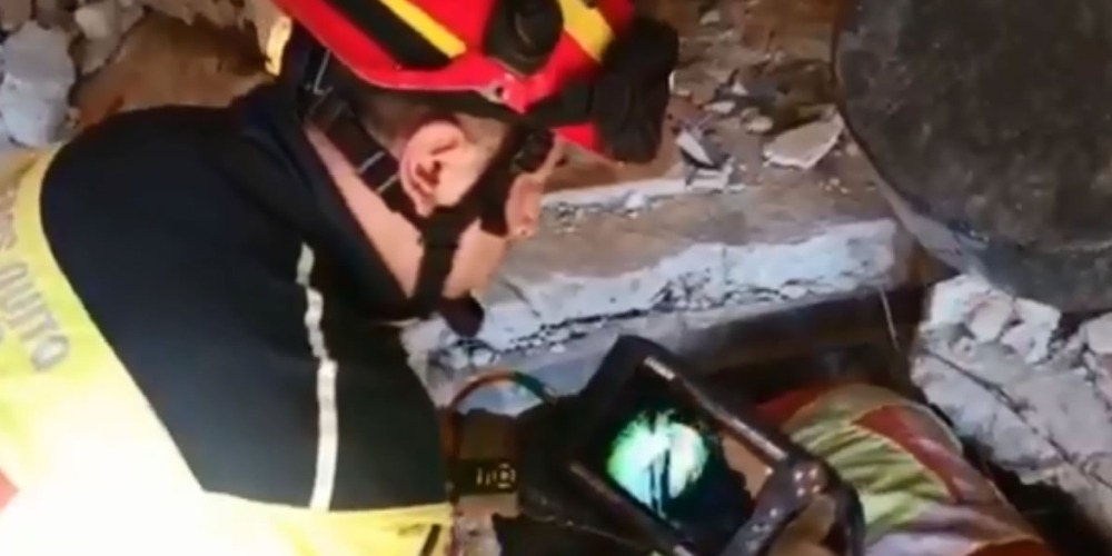 Bomberos de Ecuador rescatan con vida a una mujer de 80 años