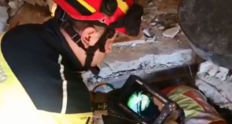 Bomberos de Ecuador rescatan con vida a una mujer de 80 años